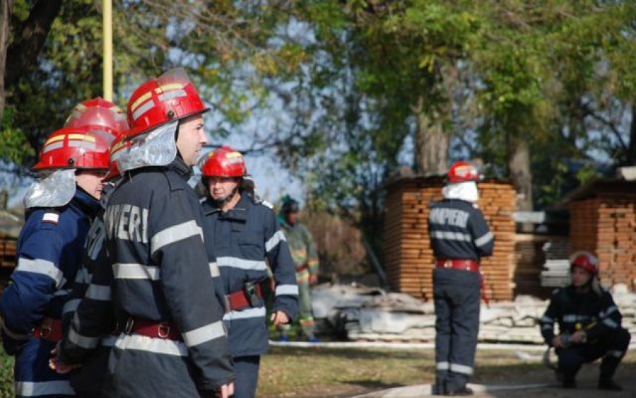 VÂNT PUTERNIC - Acoperişul unui bloc a fost smuls de vijelie