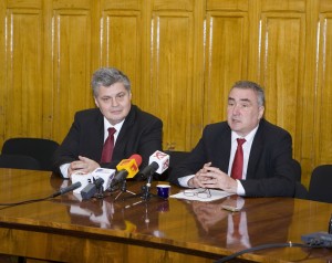 Predare de ştafetă la Rectorat - Iulian Bârsan l-a înlocuit pe Viorel Mînzu