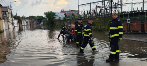 UPDATE: Valea Orașului, inundată. Pompierii intervin, s-a înregistrat o victimă (VIDEO)