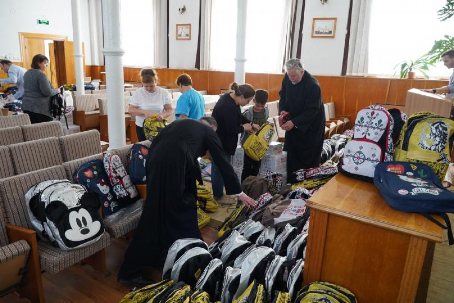 Arhiepiscopia a oferit 4.000 de ghiozdane copiilor sărmani din Galaţi și Brăila