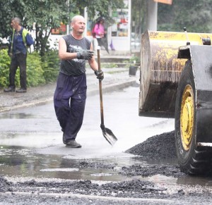 BĂTAIE DE JOC PE BANI PUBLICI! Stradă asfaltată pe o ploaie torenţială! (FOTO-VIDEO)
