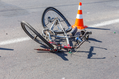 Biciclist băut, lovit de un autoturism