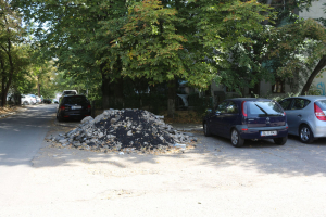 Moloz abandonat într-o parcare de cartier