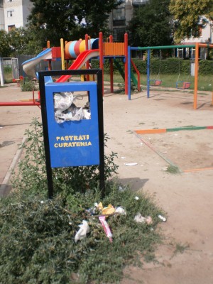 În Micro 13 - Parc pentru copii înconjurat de gunoaie