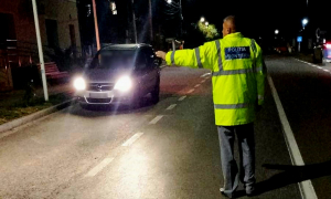 Prinși la volan fără permis, dar cu alcool la bord