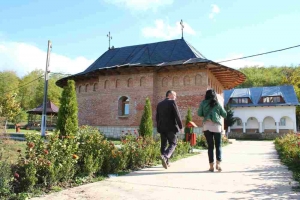 ATRACŢII TURISTICE în judeţul Galaţi. Biserica din lemn de la Cerţeşti şi Mănăstirea de la Cârlomăneşti (FOTO)