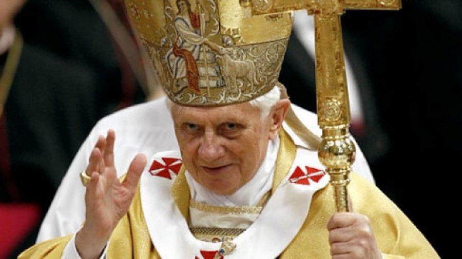 Papa Benedict al XVI-lea îşi anunţă demisia începând cu 28 februarie