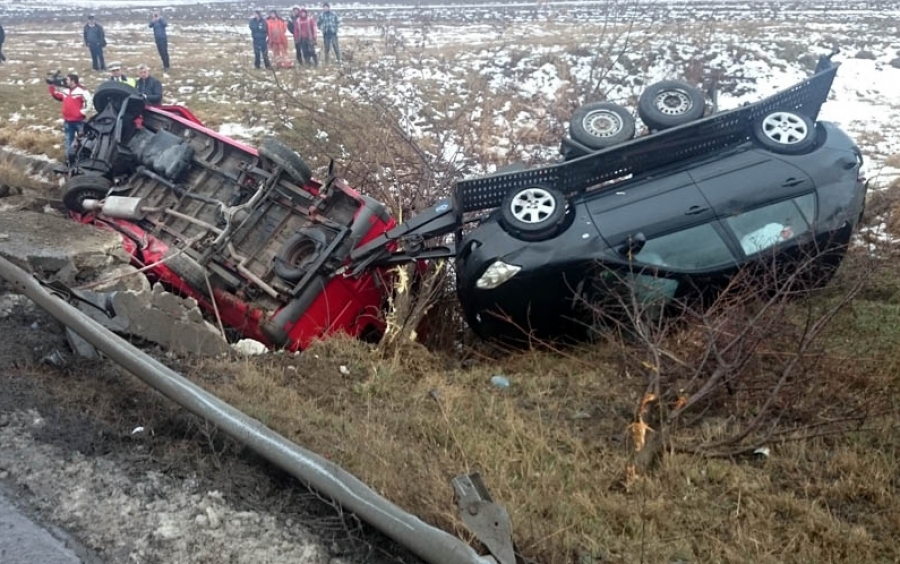 Un MICROBUZ din Republica Moldova, implicat într-un ACCIDENT în România (VIDEO)