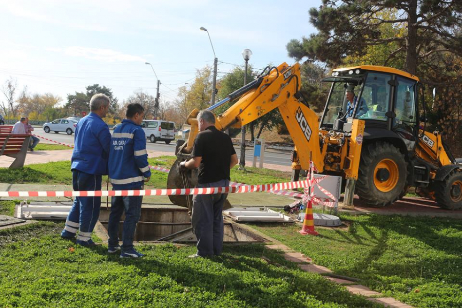 UPDATE. Accident pe muncă pe Faleză. Doi muncitori ai Apă Canal, inconştienţi