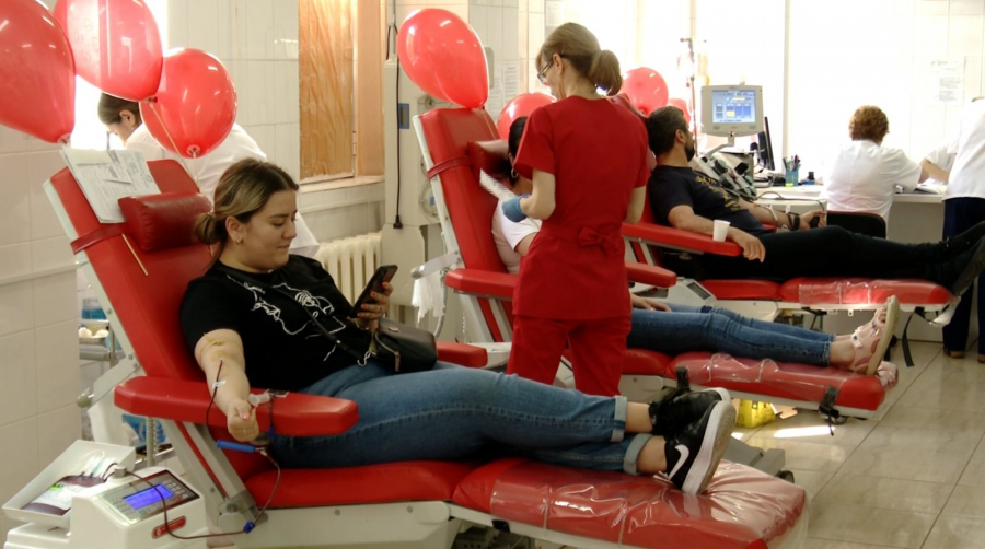 Mulţi tineri gălățeni au donat sânge pentru a primi abonamente la „Neversea”