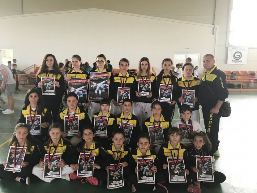 Secția de taekwondo de la CSM Dunărea, cu toţi sportivii pe podium