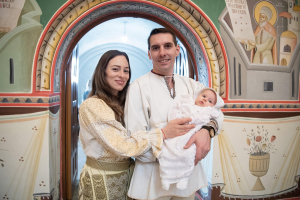 În straie populare, la botezul strănepoatei Regelui Mihai
