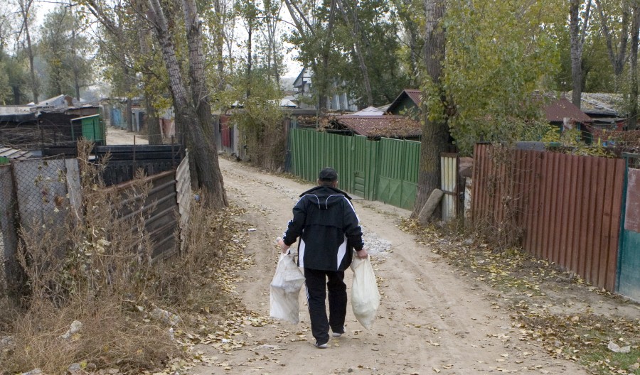 Satul nimănui, în coasta oraşului - Oameni la marginea uitării