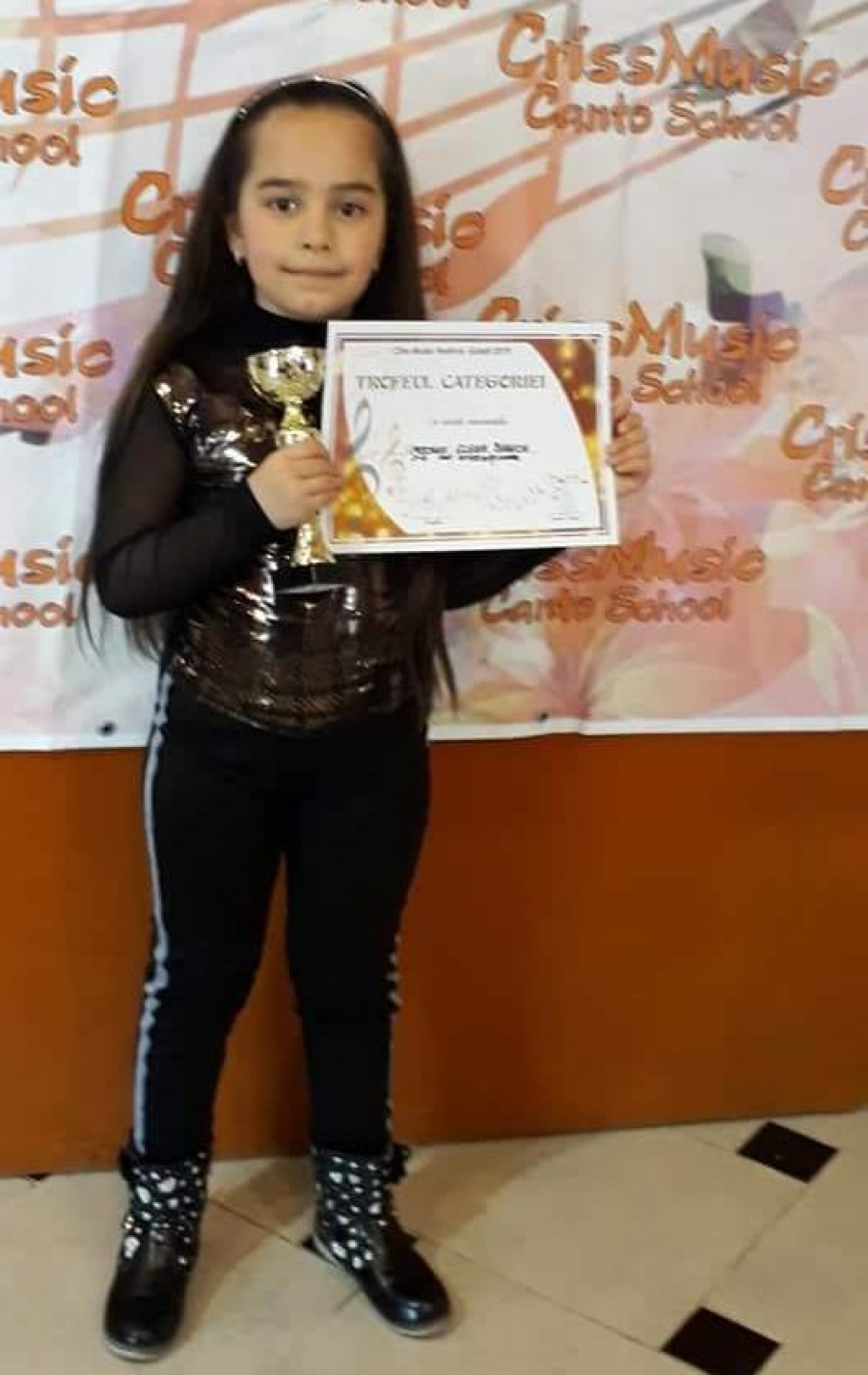 Pasionată de muzică, Bianca Mocanu se împarte între școală și concursuri (VIDEO)