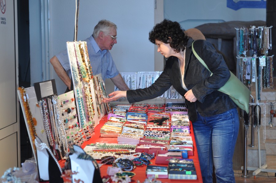 Sute de obiecte şi bijuterii din pietre naturale şi minerale, la expoziţie