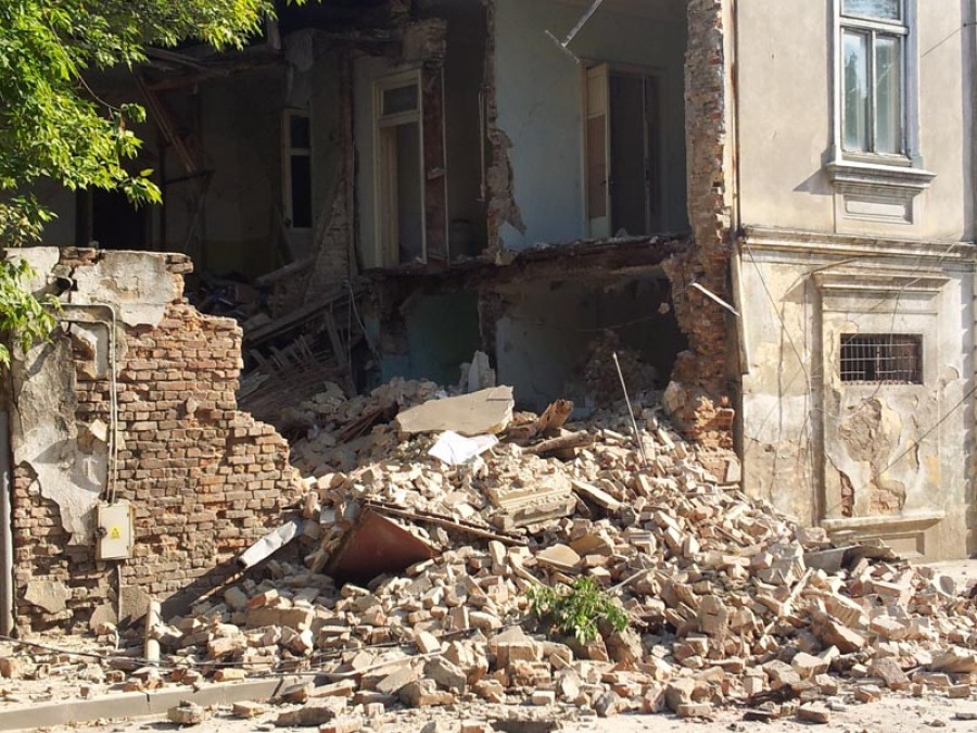 Un imobil de pe strada Eroilor s-a prăbuşit (VIDEO)