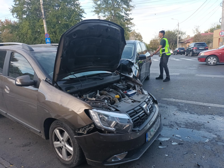 Accident cu două victime în dreptul Spitalului Militar (FOTO)