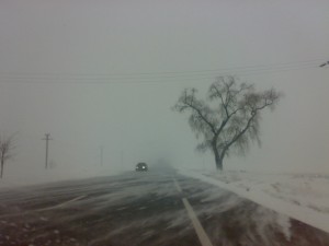 Drumuri blocate şi şcoli închise în nordul Moldovei din cauza viscolului şi a zăpezii 