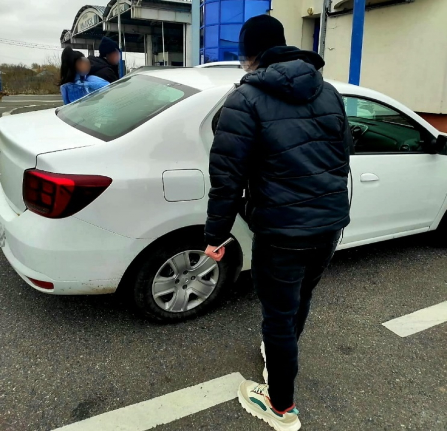 Tânără urmărită pentru trafic de persoane, prinsă la vamă