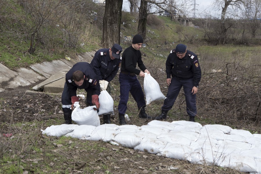 Siretul ameninţă să iasă din matcă. Digul de la Şendreni, refăcut cu saci de nisip