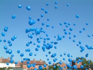 Sărbătoreşte FLORIILE în albastru, alături de copiii cu AUTISM