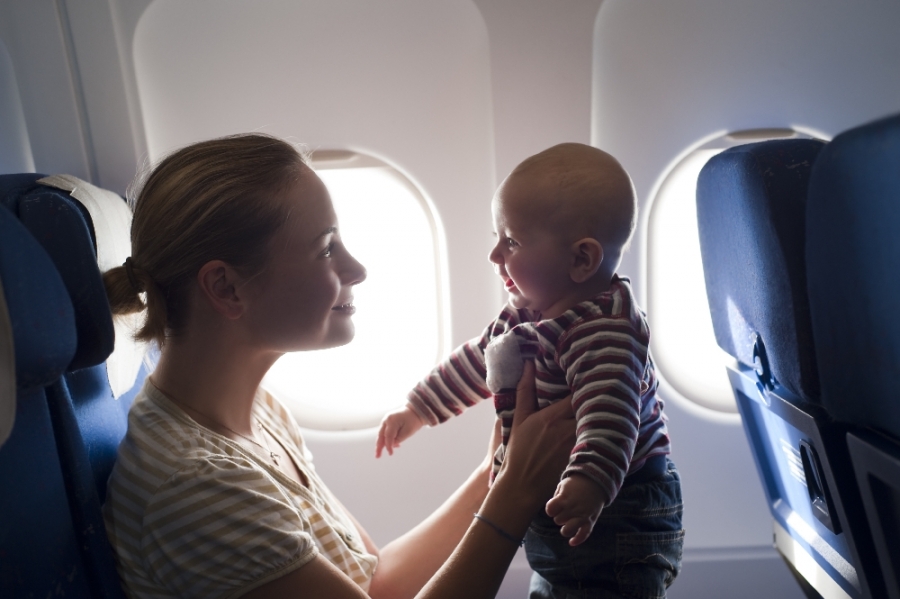 SFATURI PENTRU PARINŢI - Ce trebuie să faci pentru confortul bebeluşului în avion