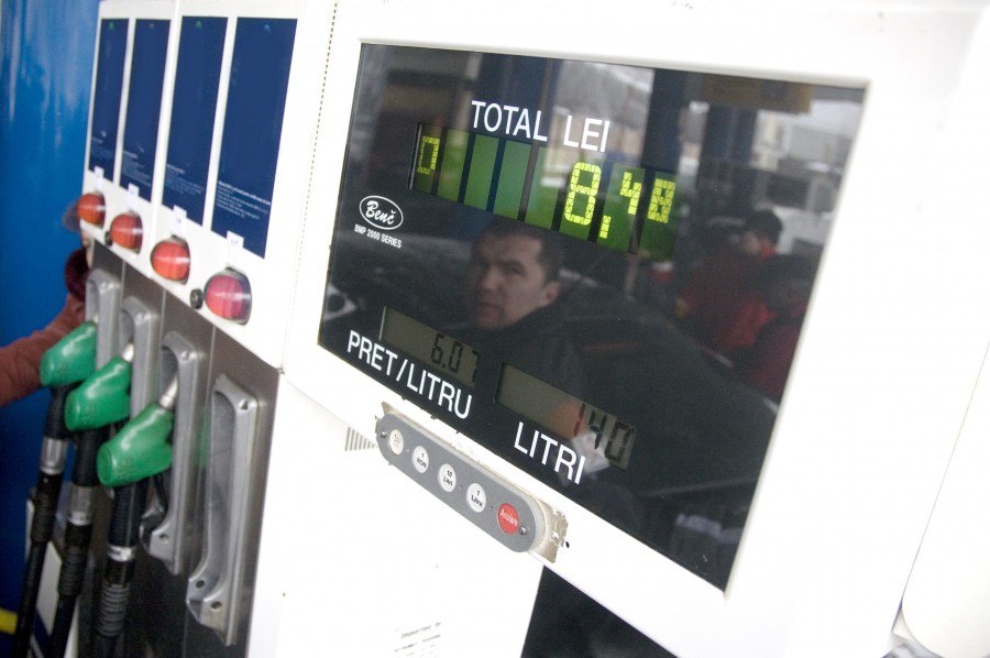 Preţul carburanţilor la pompă dublează inflaţia