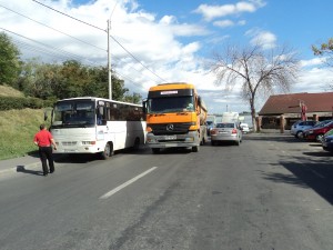 Aglomeraţie, haos şi injurii la Trecere Bac / Scandal între şoferii autobuzului 16 şi cei de pe TIR-uri