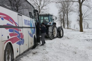 UPDATE 22.00 Moldovenii au dat căldura de la Oancea pe autocarul din şanţ! (FOTO)   