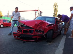 Primăria, ameninţată cu judecata de către şoferi. Pagube de mii de euro pe &quot;patinoarul&quot; de pe Coşbuc