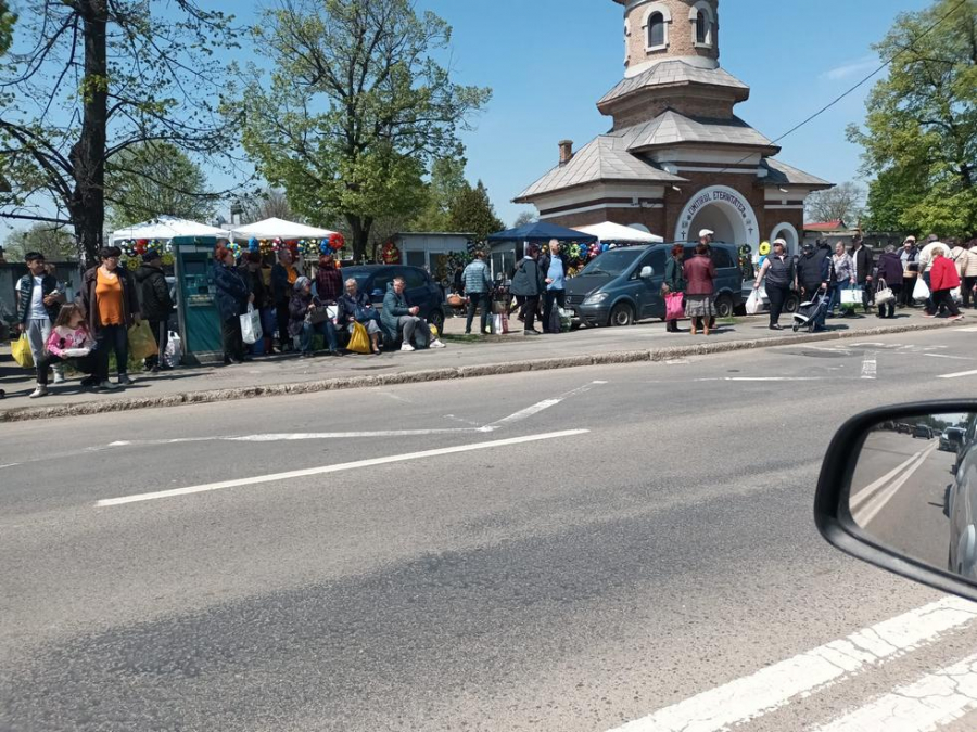 Îmbulzeală și debandadă printre morminte, de Paştele blajinilor, la Galaţi (FOTO)