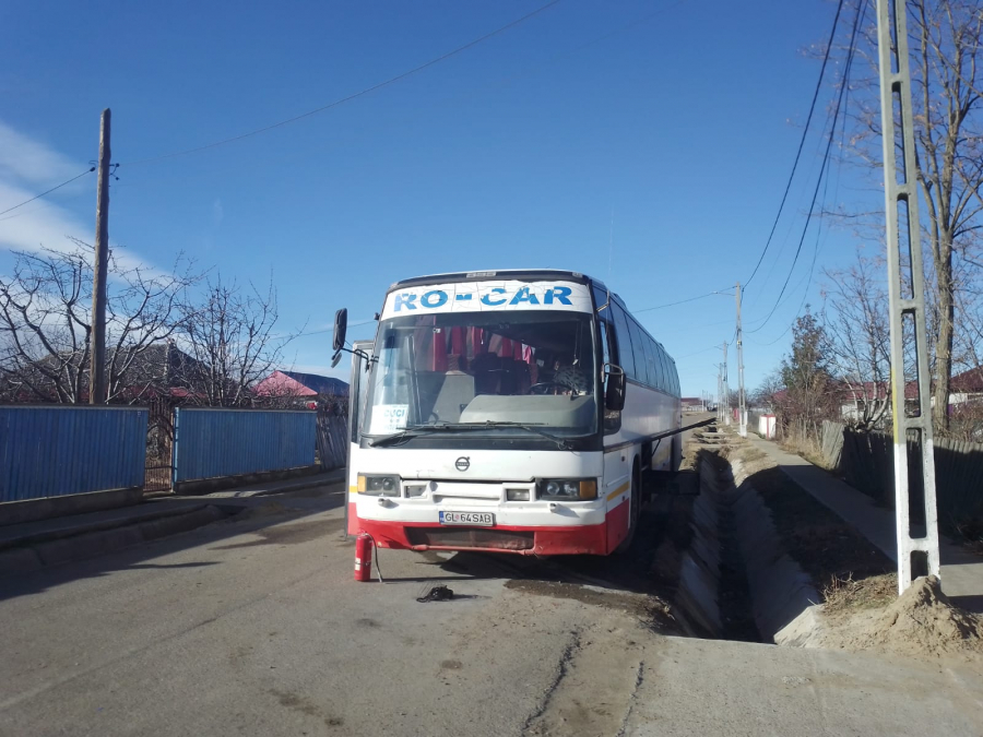 Un autobuz plin cu oameni a luat foc (VIDEO)