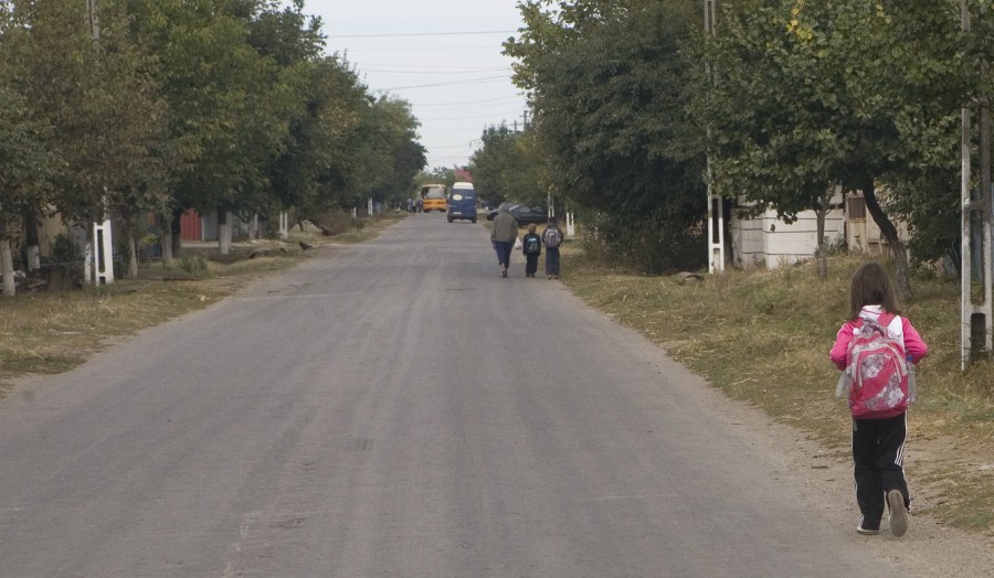 Smârdan / Doar 3,8 kilometri de şosea asfaltată