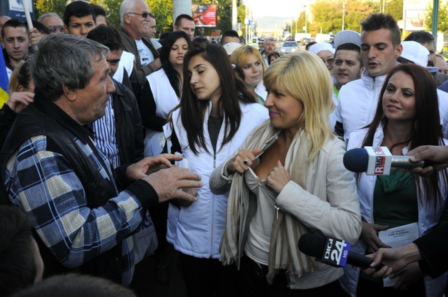Televiziunile s-au spânzurat de sutienul Elenei Udrea