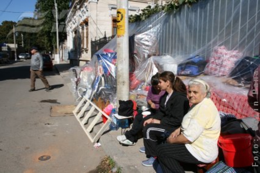 Cinci familii stau în stradă