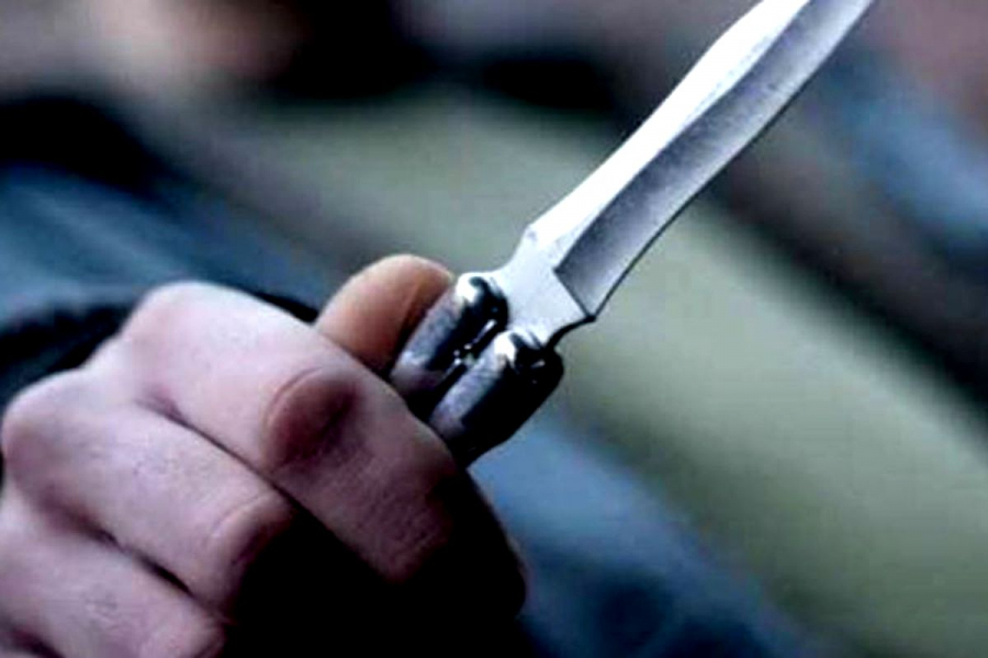 Trei puști s-au atacat cu cuțitele la mall