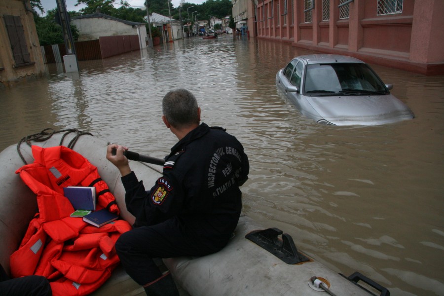 Motopompe de mare capacitate şi ambulanţă pe şenile pentru situaţii de urgenţă, la Galaţi