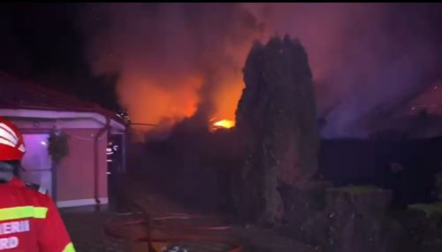 Explozie urmată de un incendiu violent într-un cartier de case (VIDEO)