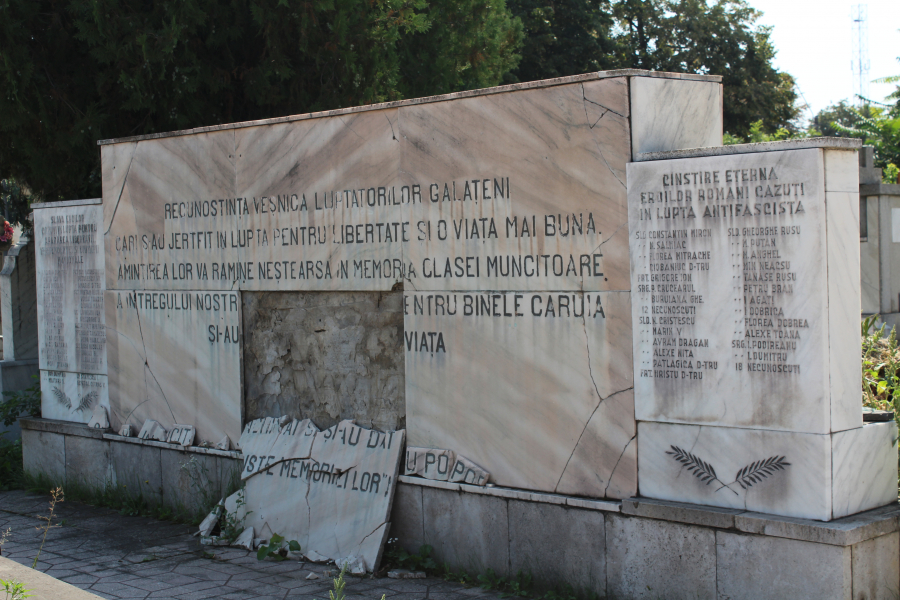 Monumente neîngrijite în cimitirul Eternitatea