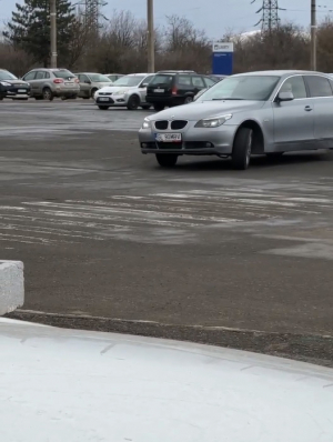 Un șofer de BMW a confundat un sens giratoriu cu o pistă de curse (VIDEO)