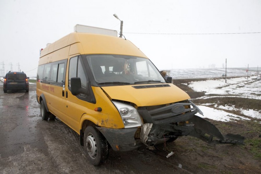 UPDATE Microbuz şcolar implicat într-un accident rutier la Schela. Patru copii au ajuns la spital