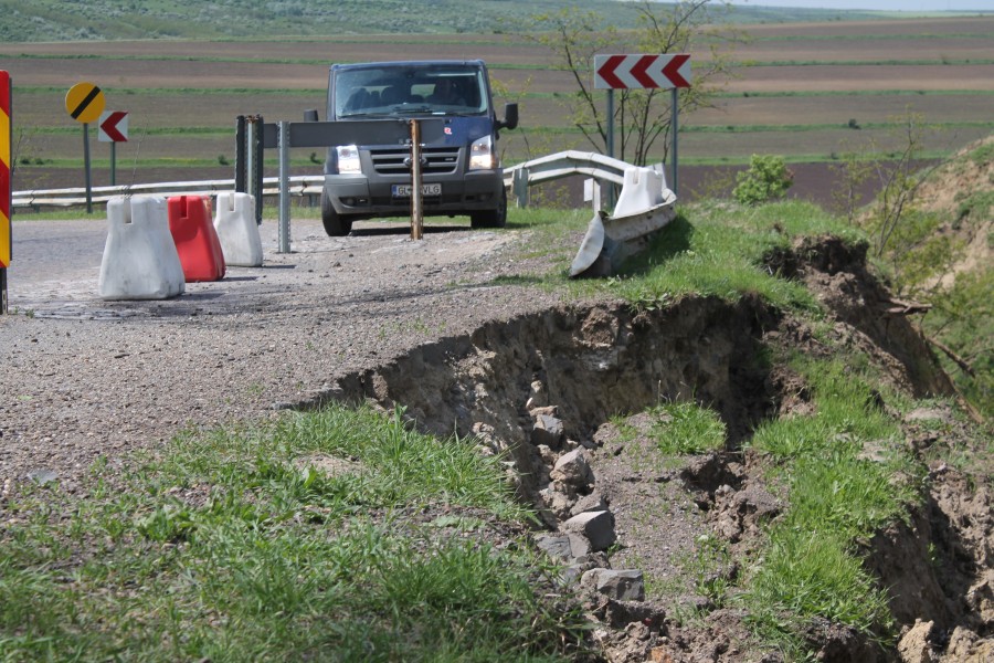 INCREDIBIL, dar adevărat! Drumul Naţional 24 D, DISTRUS pe zi ce trece de un torent (FOTO)