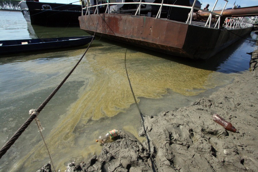 Poluare pe Dunăre, în zona Liceului de Marină