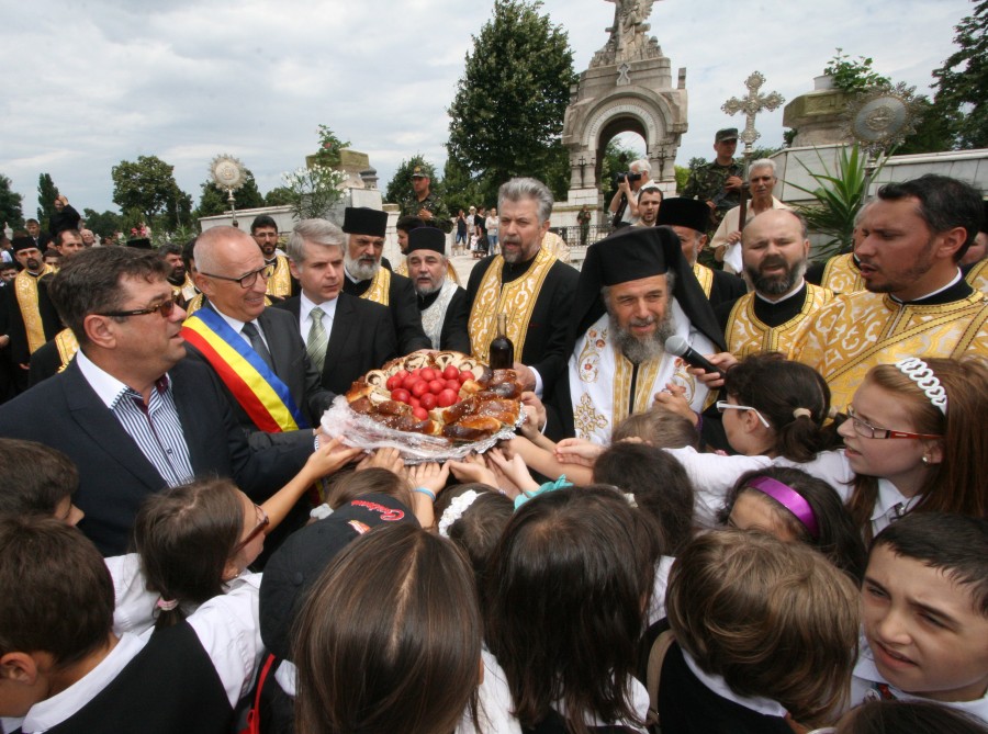 GALERIE FOTO / Cinste celor care şi-au dat viaţa pentru ţară: Potop de cetăţeni şi oficialităţi la Ziua Eroilor