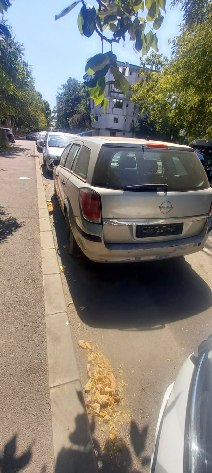 Maşini abandonate pe domeniul public, locuri de parcare ocupate aiurea (VIDEO)