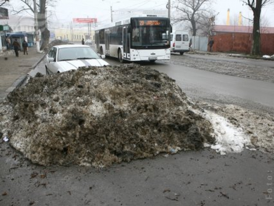 Aniversare: zăpada de pe străzi împlineşte o lună!