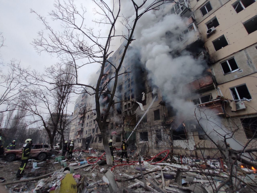 Ruşii bombardează clădiri rezidenţiale din Ucraina
