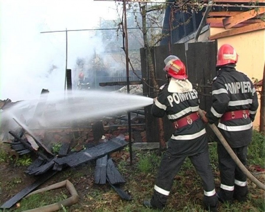 Victima unor părinţi inconştienţi! Un bebeluş de patru luni a murit după ce a fost lăsat singur în casă