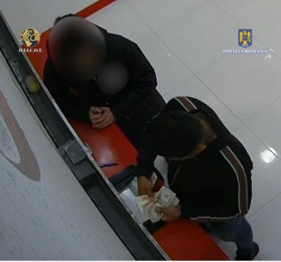 Dolari perfect falsificați, plasați în case de schimb din Galați