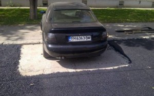 RIDICOL/ Parcare asfaltată &quot;cu model&quot;. Muncitorii au fost nevoiţi să ocolească o maşină al cărei proprietar n-a fost de găsit